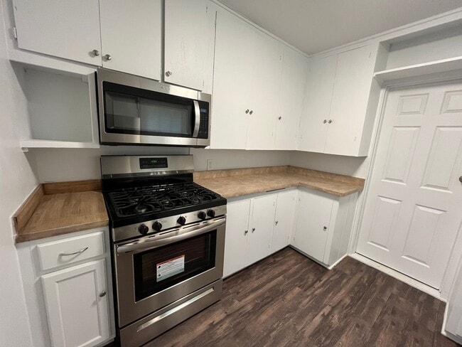 Building Photo - Adorable 2 bedroom 1 bathroom home with a garage!