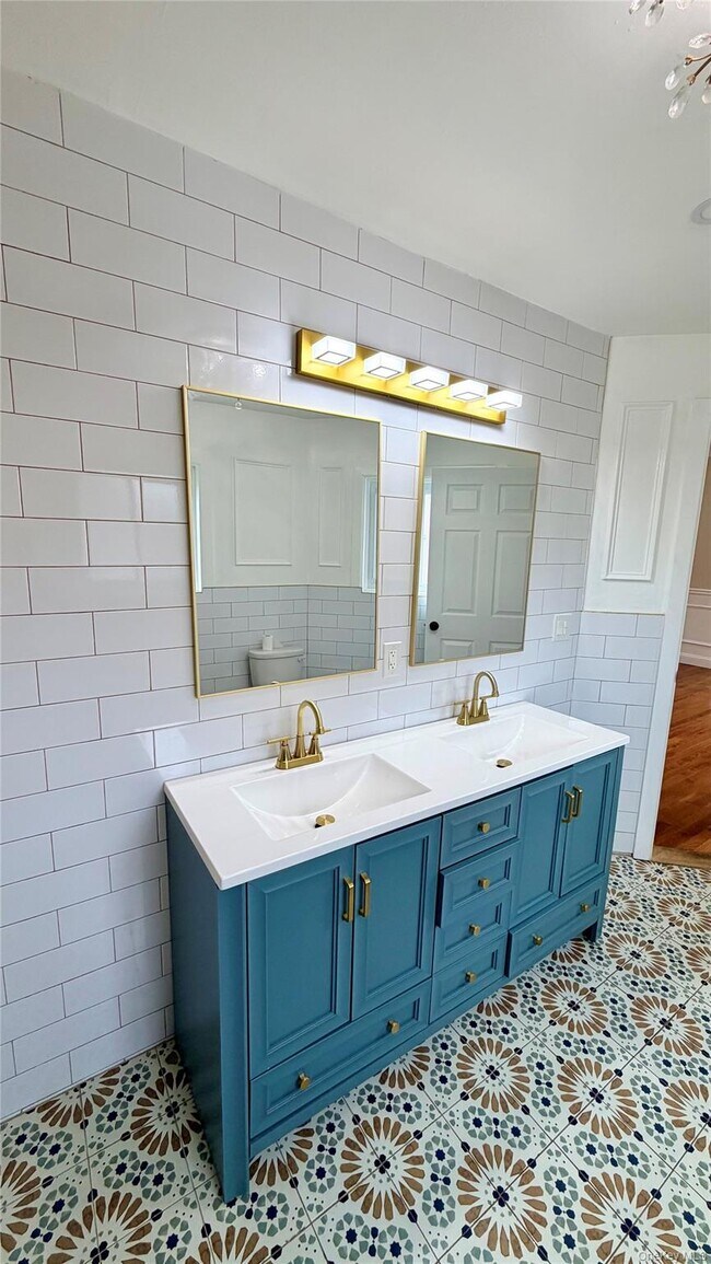 Building Photo - 153 Chester St