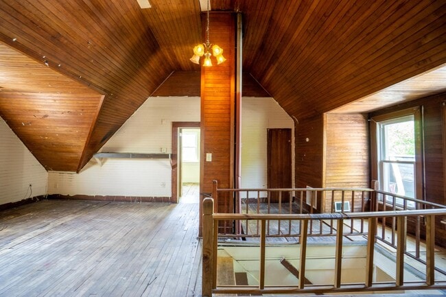 Building Photo - AVAIL 6/1/26 - Charming 5 bedroom Home wit...