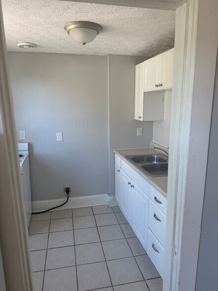 Building Photo - 403 Maple Ave