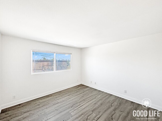 Building Photo - Beautiful 1BD/1BA W/ Reserved Parking and In-Unit Laundry in North Park!