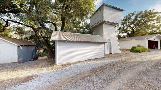 Building Photo - Bright Country Three Bedroom One Bathroom ...