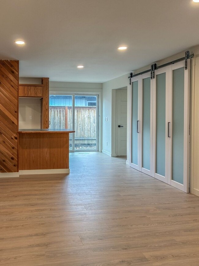 Building Photo - 3 Bedroom 2 Bath in Scappoose- Do Not Miss...