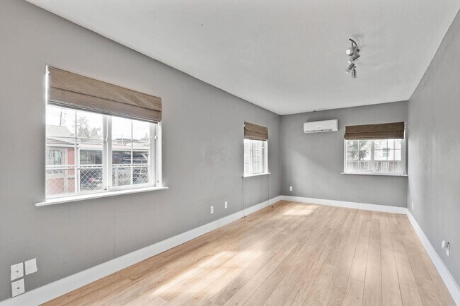 Building Photo - Unique, spacious 4-bdrm/3-bath Craftsman w/ lots of character. Bonus room, near Alberta District!