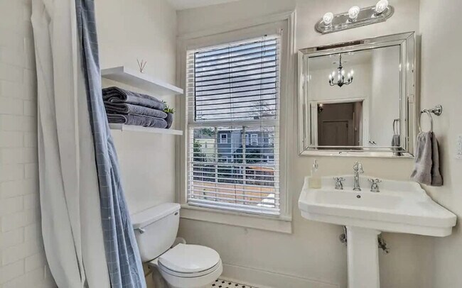 Building Photo - 515 E Huntingdon St