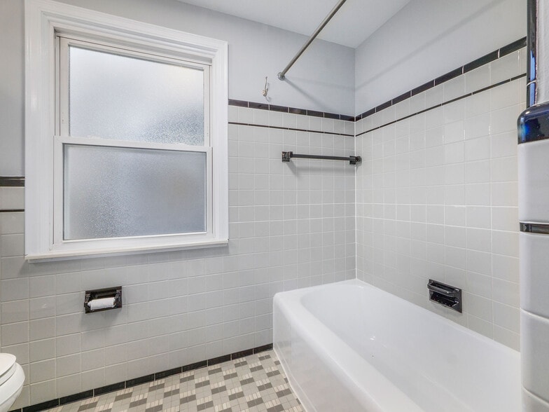 Bathroom - 516 Berkley Ave
