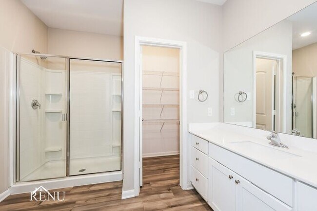 Building Photo - 2028 Hialeah Dr