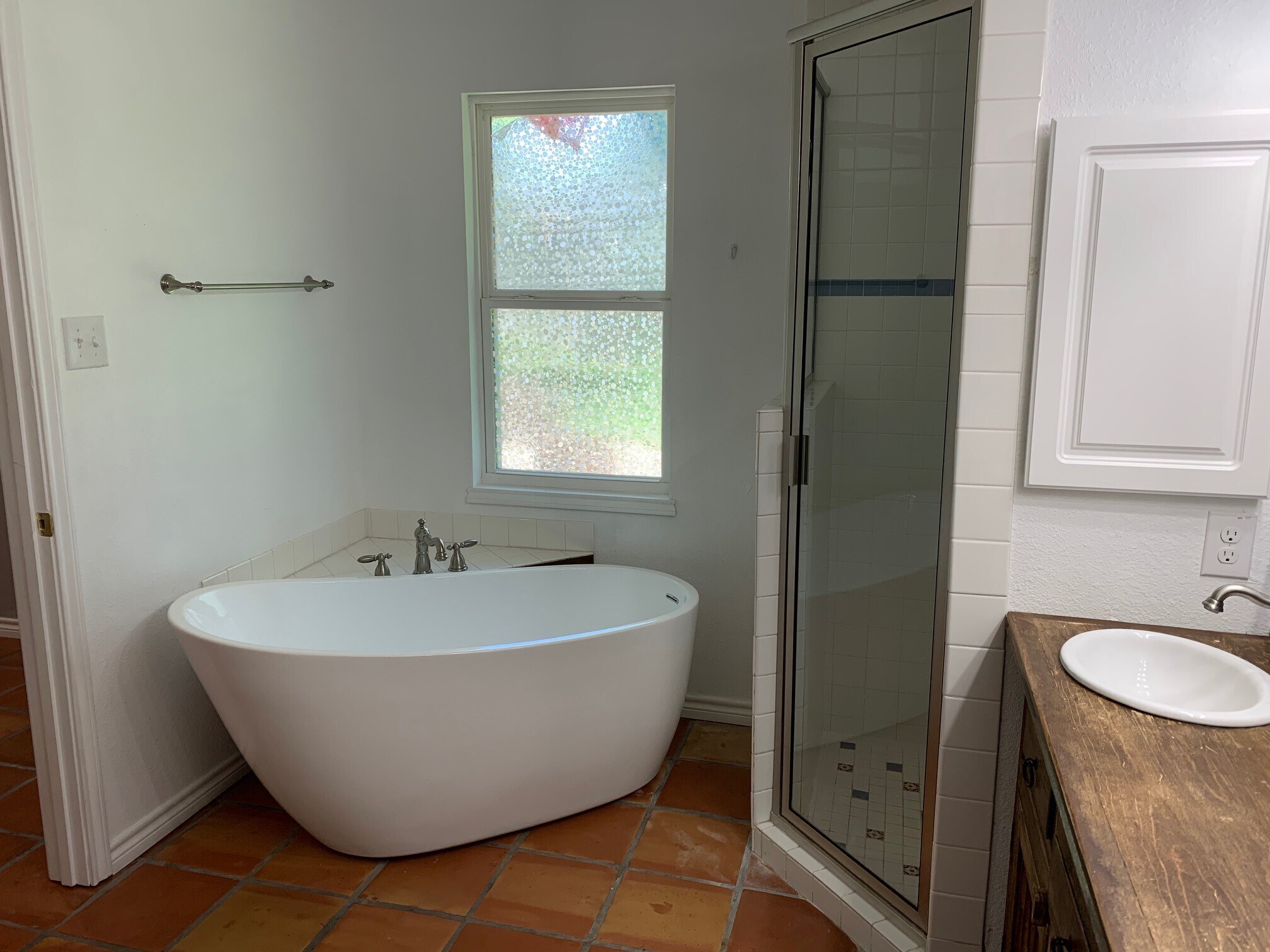 Updated master suite, free-standing tub and rain-shower - 309 Irvington Dr