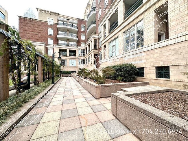 Building Photo - Charming 2 BR/ 2BA Condo in the heart of U...