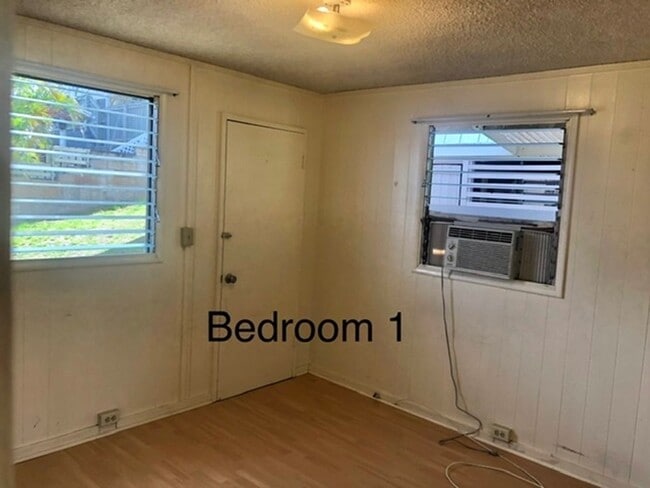 Building Photo - 2 bedroom 1 bathroom perched on the hillsi...