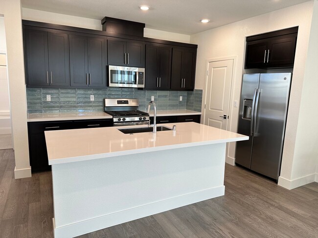 Building Photo - Beautiful 4 Bedroom / 3 Bath River Islands...
