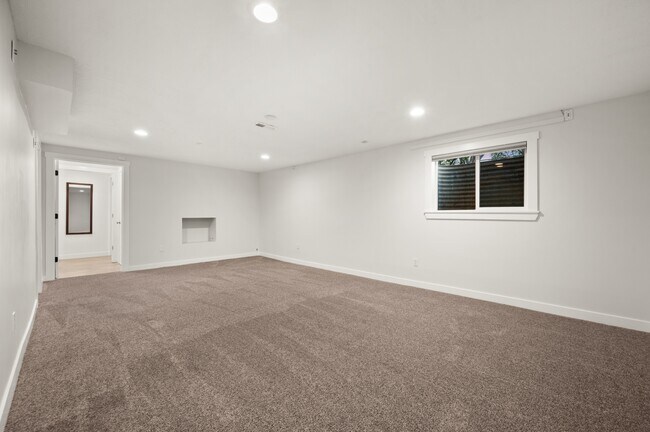 Building Photo - 1733 7200 S