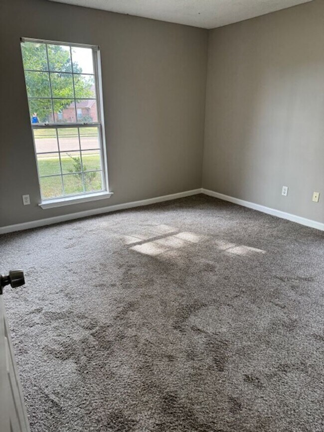 Building Photo - Renovated 4 Bedroom 2 Bath Home with Upsta...