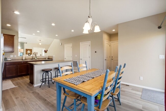 Building Photo - Modern and Updated 3-Bedroom, 2.5 Bathroom Home with Solar in Windshire Park