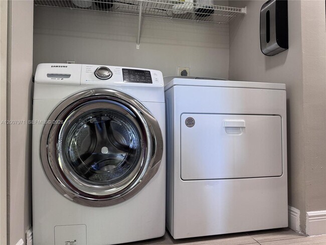 Building Photo - 10420 SW 158th Ct