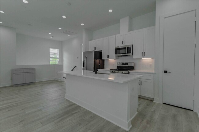 Building Photo - 5727 Elysian St