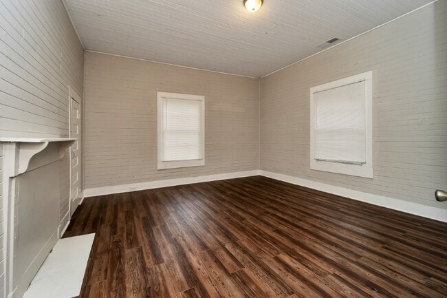 Building Photo - Cozy, Stylish, and Newly Renovated in the ...