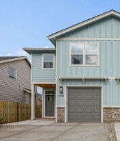 Building Photo - 1319 Oppek St NE