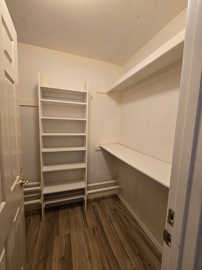 Building Photo - Furnished, 1-year long-term rental