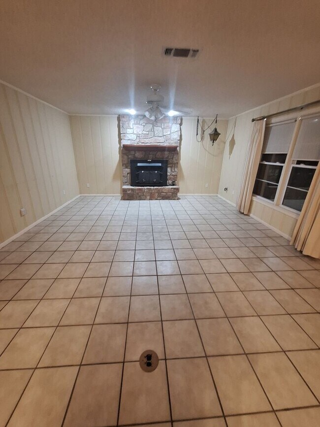 Building Photo - Spacious 3 bedroom, 2 bath