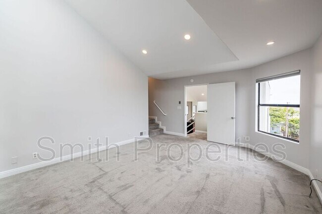 Building Photo - 604 N Irena Ave
