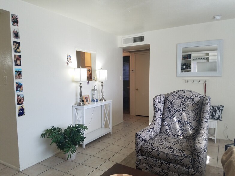 Living Area - 1409 E Elm St