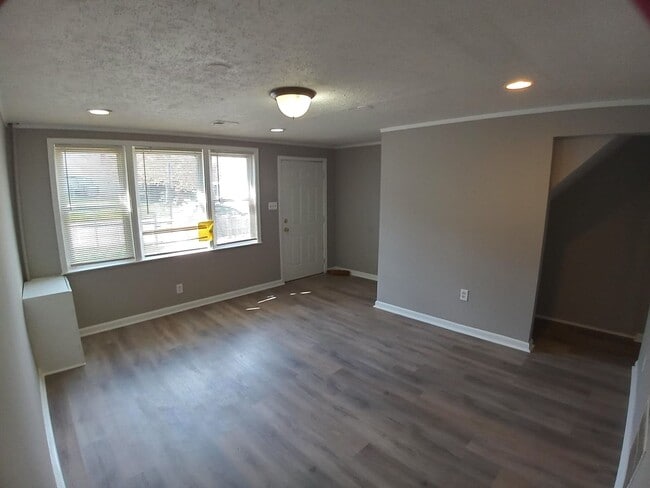 Building Photo - 3Br/1.5Ba Fully Renovated Townhouse