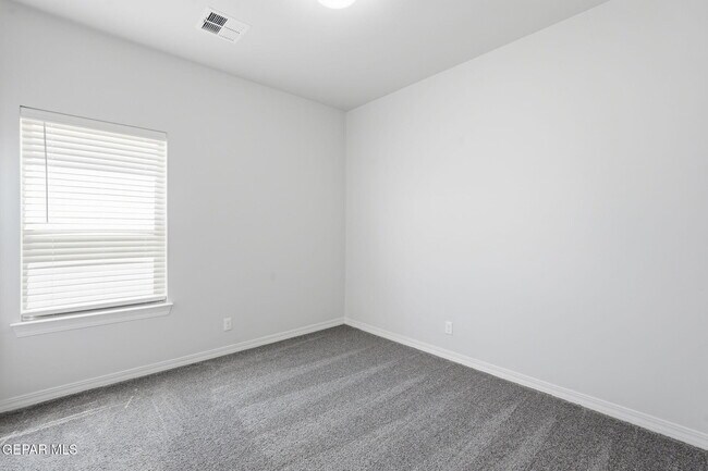 Building Photo - 909 Larkhall Pl