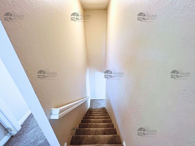 Building Photo - 3 Bed/2 Bath Two Story Townhome in Gated Community