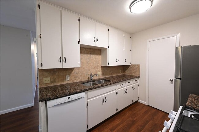 Building Photo - 1503 Valleyridge Dr