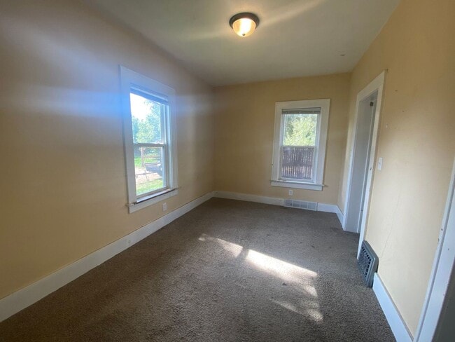 Building Photo - 420 Elm St