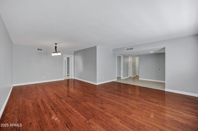 Building Photo - 8558 E Vía De Viva