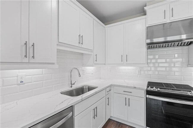 Building Photo - 2410 Lakeshore Ln