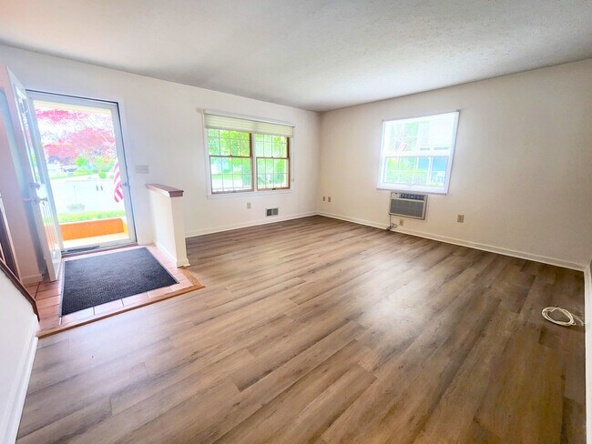 Building Photo - 9 Wisteria Ln