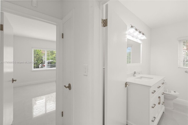 Building Photo - 439 Bargello Ave