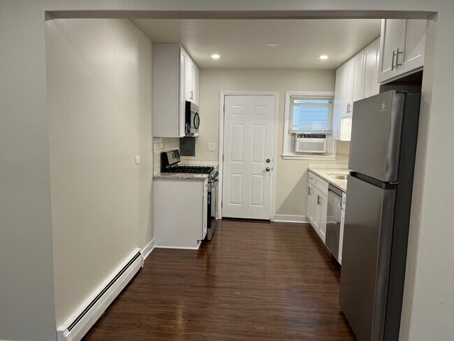 Building Photo - 209 W Maple Ave