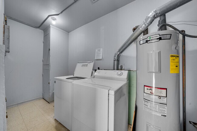 Building Photo - 9381 Bay Colony Dr