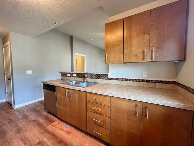 Building Photo - Top Floor 2 Bed 2 Bath Condo Hillsboro/Bea...
