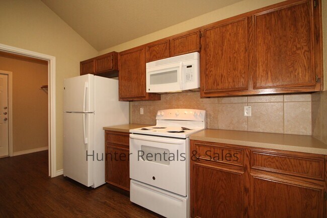 Building Photo - Spacious Duplex!
