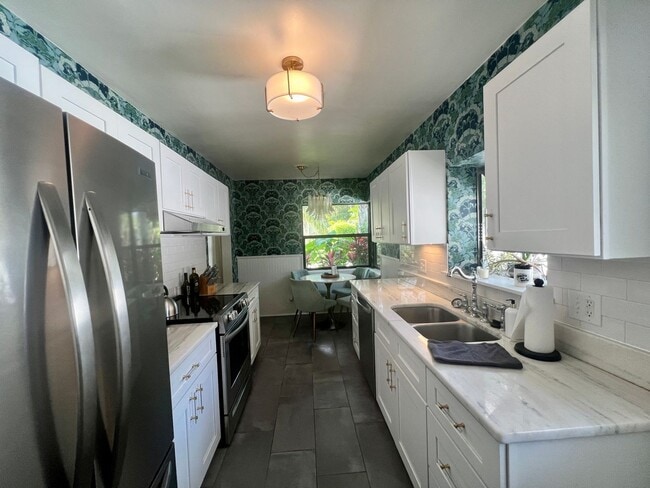 Building Photo - FULLY FURNISHED 2/2 OLD NE BUNGALOW