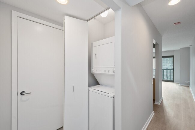 Building Photo - 400 N La Salle Dr