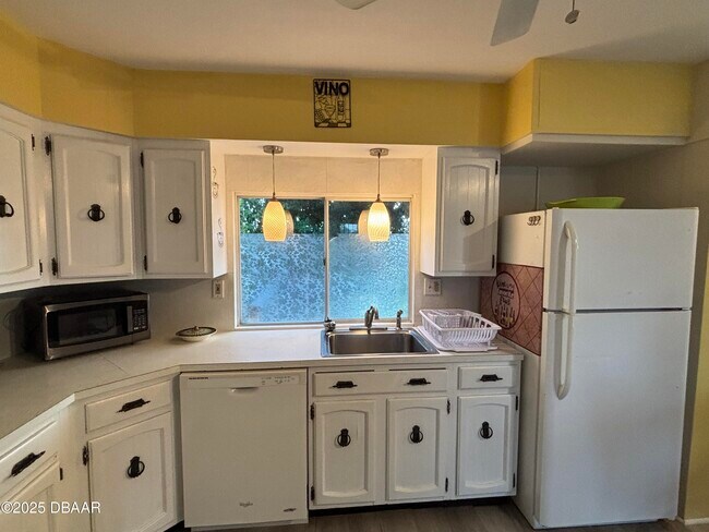 Building Photo - 528 Bostwick Ave