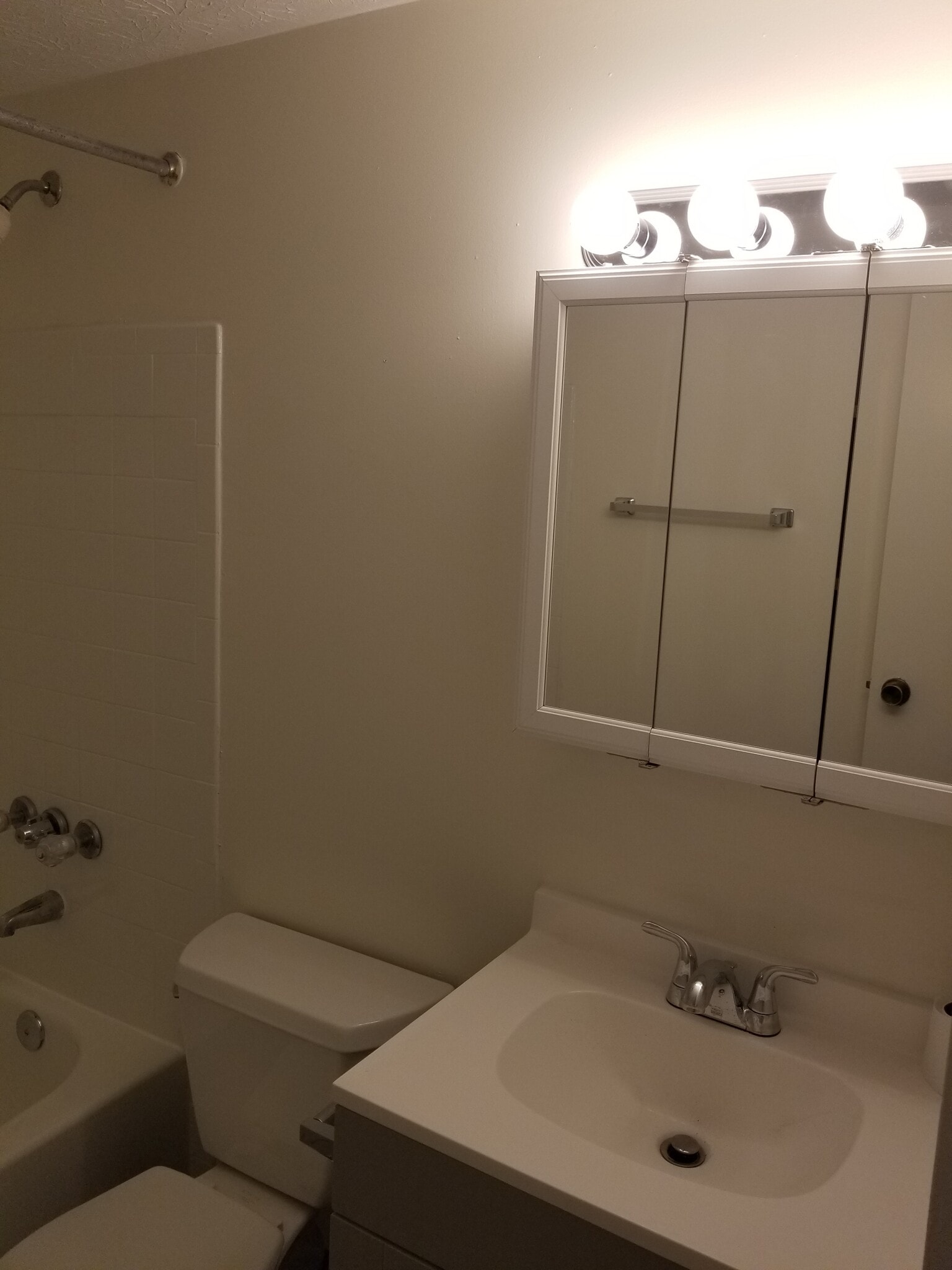 Upstairs bathroom - 2982 Donnylane Blvd