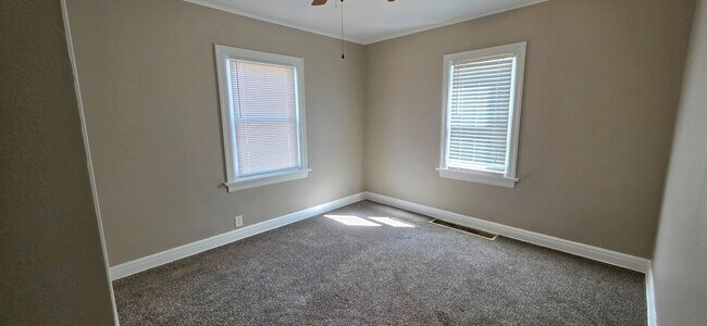 Building Photo - Adorable 3 Bedroom Bungalow close to Mercy Hospital $1295!!!