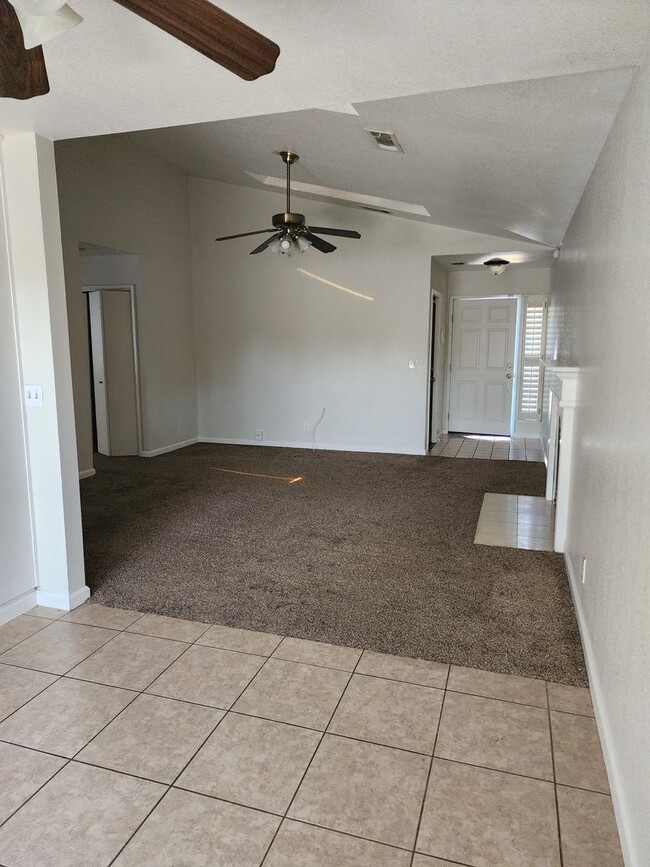 Building Photo - 3 Bedroom 2 Bath in HOA Community with Com...