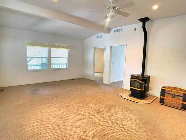 Building Photo - 2100sf 2 bed / 2 bath home with spacious living spaces for rent!