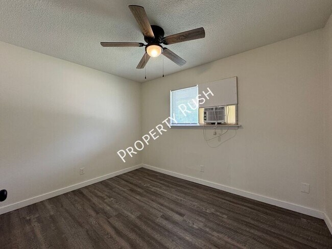 Building Photo - 1100 S Willow St