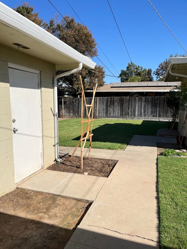 Building Photo - Perfect 2 bedroom Duplex