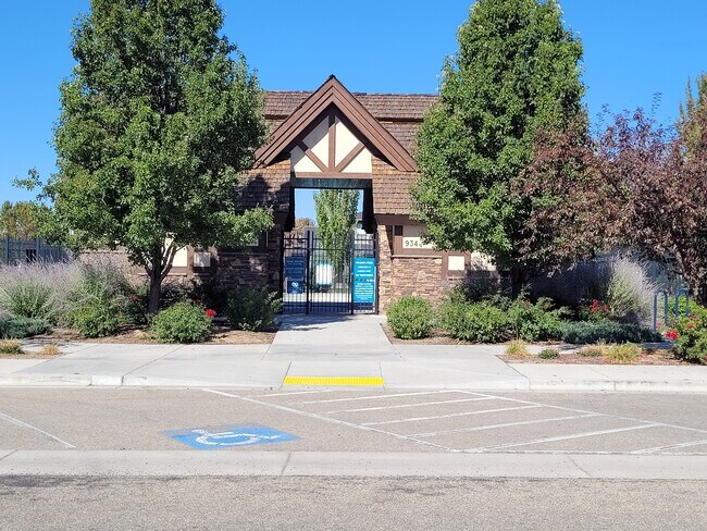 Building Photo - 608 W Laughton Dr