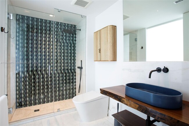 Building Photo - 1000 South Pointe Dr